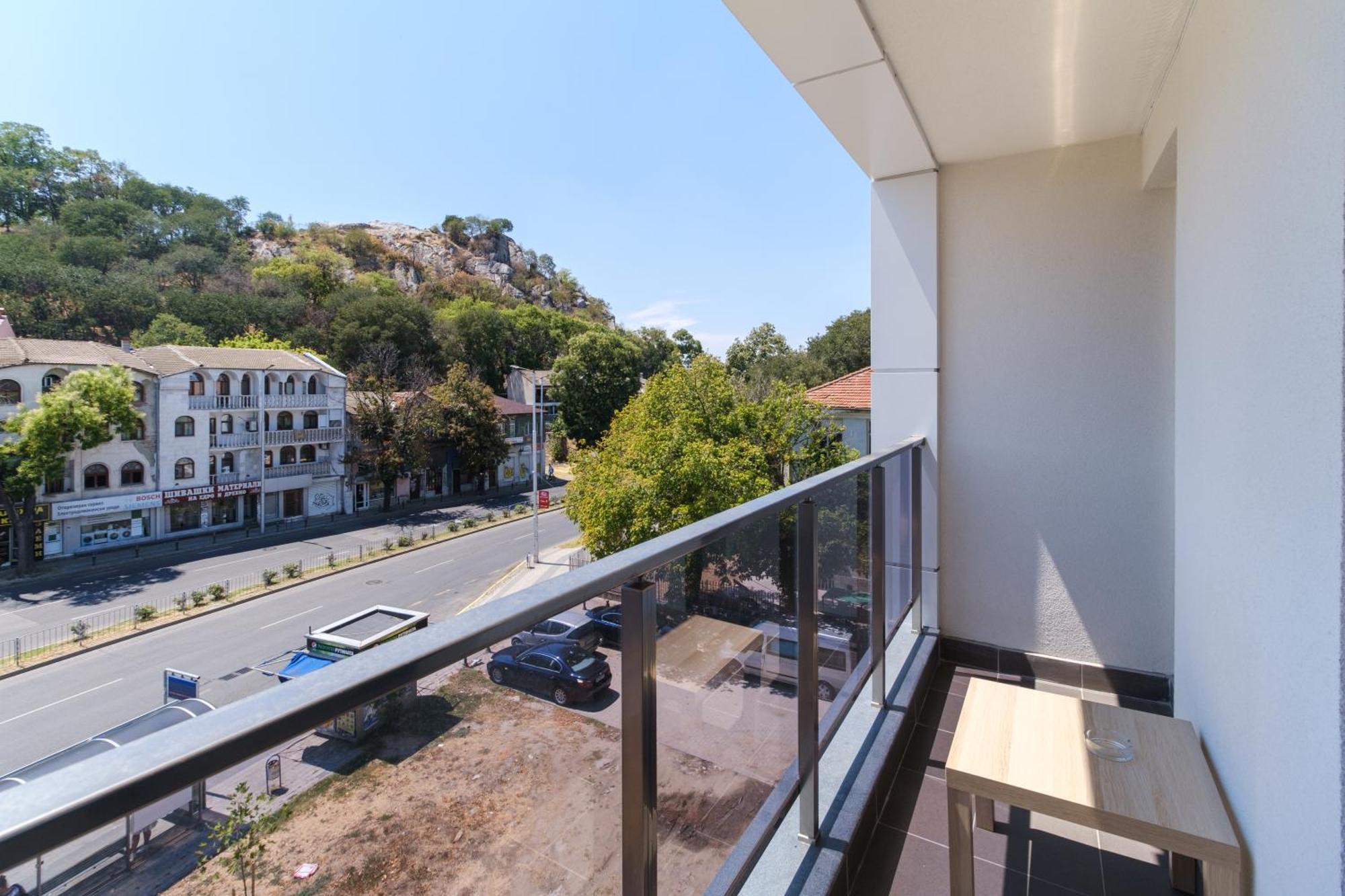 Modern 1-Bedroom Apartment With Free Parking Plovdiv Esterno foto